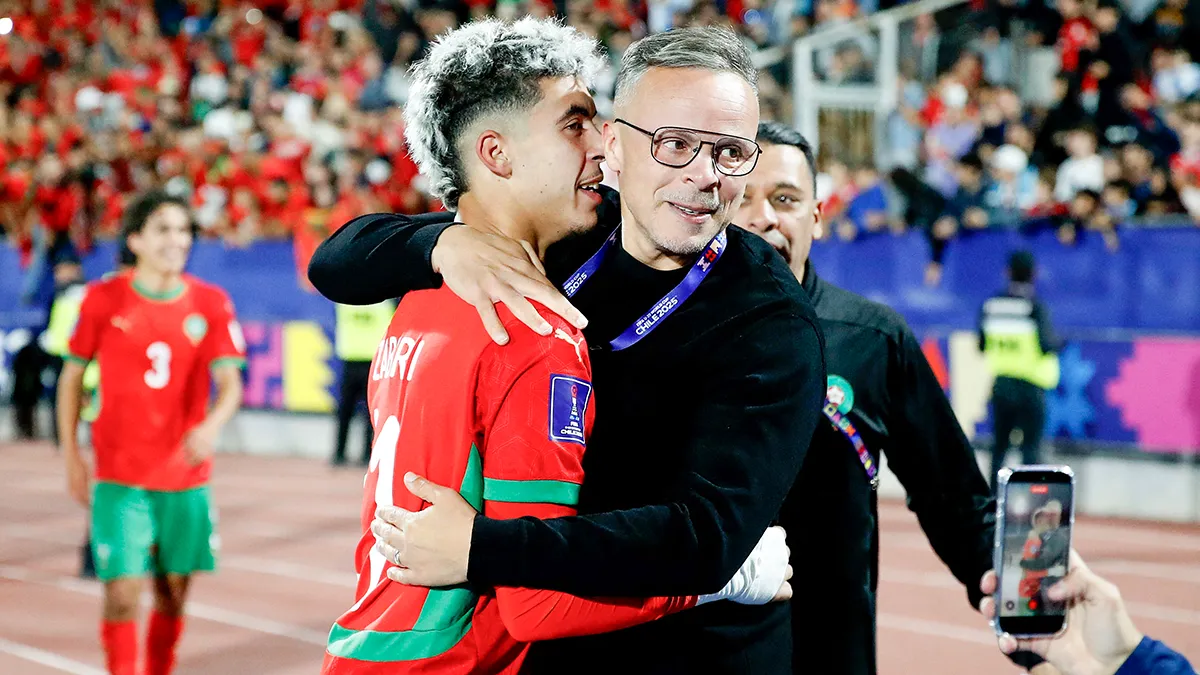 Yassir Zabiri abraza al entrenador marroquí Mohamed Ouahbi después de ganar la Copa Mundial FIFA U-20 - REUTERS/ RODRIGO GARRIDO