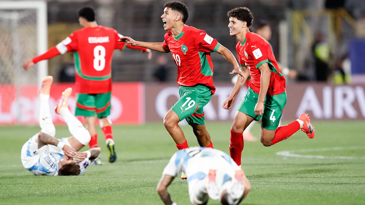 <p>Los marroquíes Ismail Bakhty e Ismael Baouf celebran mientras los argentinos Gianluca Prestianni parecen abatidos después del partido - REUTERS/ RODRIGO GARRIDO</p>
