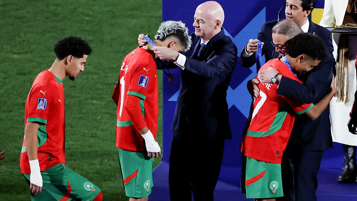 <p>El presidente de la FIFA, Gianni Infantino, presenta una medalla al marroquí Yassir Zabiri - REUTERS/ PABLO SANHUEZA</p>

