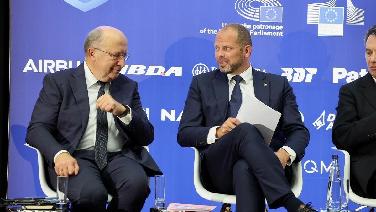Tras pronunciar el principal discurso inaugural, el comisario Kubilius intervino en un panel de debate junto ministro de Defensa de Bélgica, Theo Francken, ambos en la imagen - PHOTO/European Commision