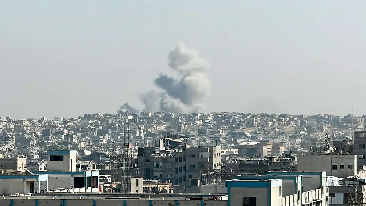 <p>El humo se eleva tras un ataque israelí en Khan Younis, sur de la Franja de Gaza, el 20 de octubre de 2025 - PHOTO/ REUTERS</p>
