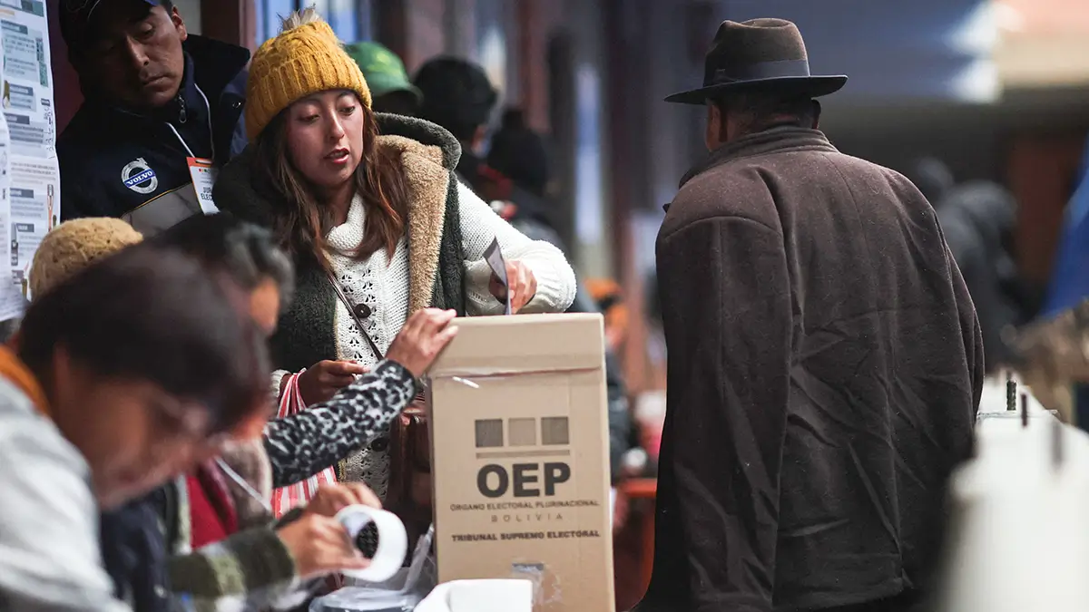 <p>Una mujer vota el día de la segunda vuelta electoral en La Paz, Bolivia, el 19 de octubre de 2025 - REUTERS/ ADRIANO MACHADO</p>
