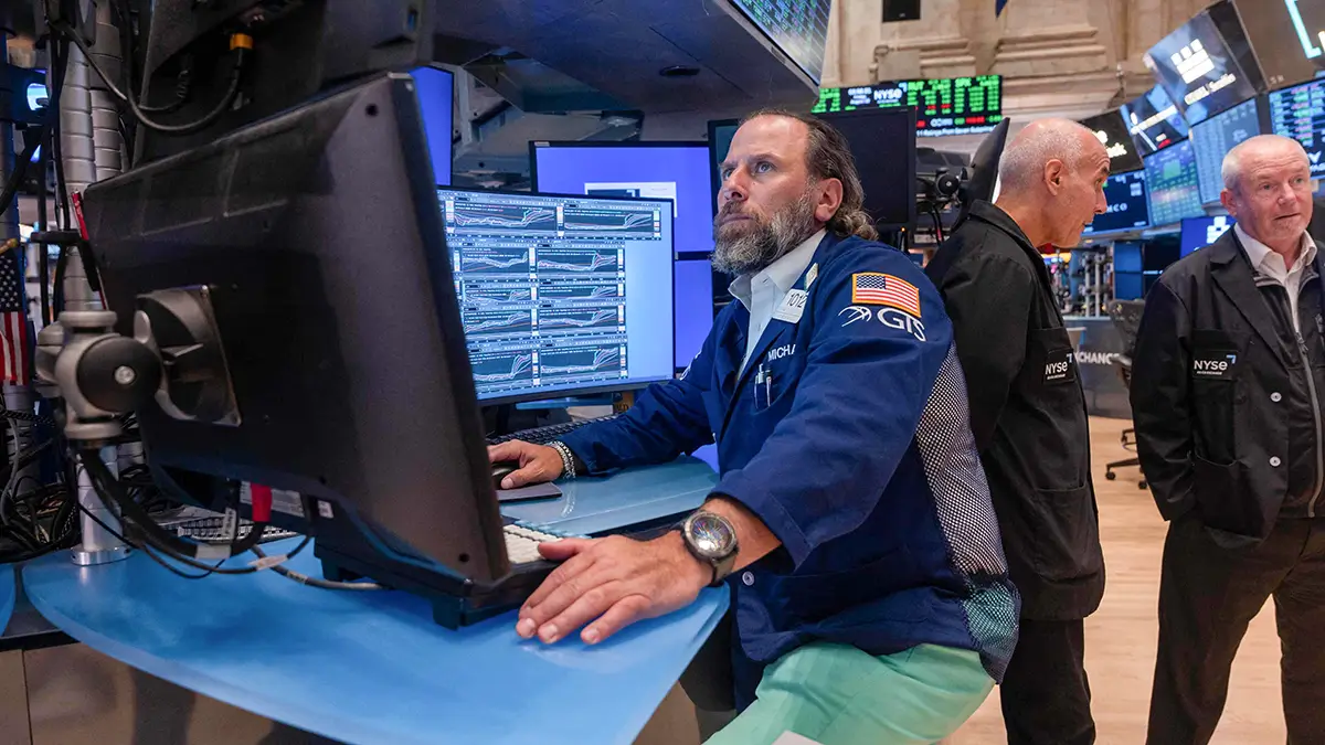 <p>Operadores trabajando en la sala de la Bolsa de Nueva York (NYSE) - PHOTO/ ARCHIVO</p>
