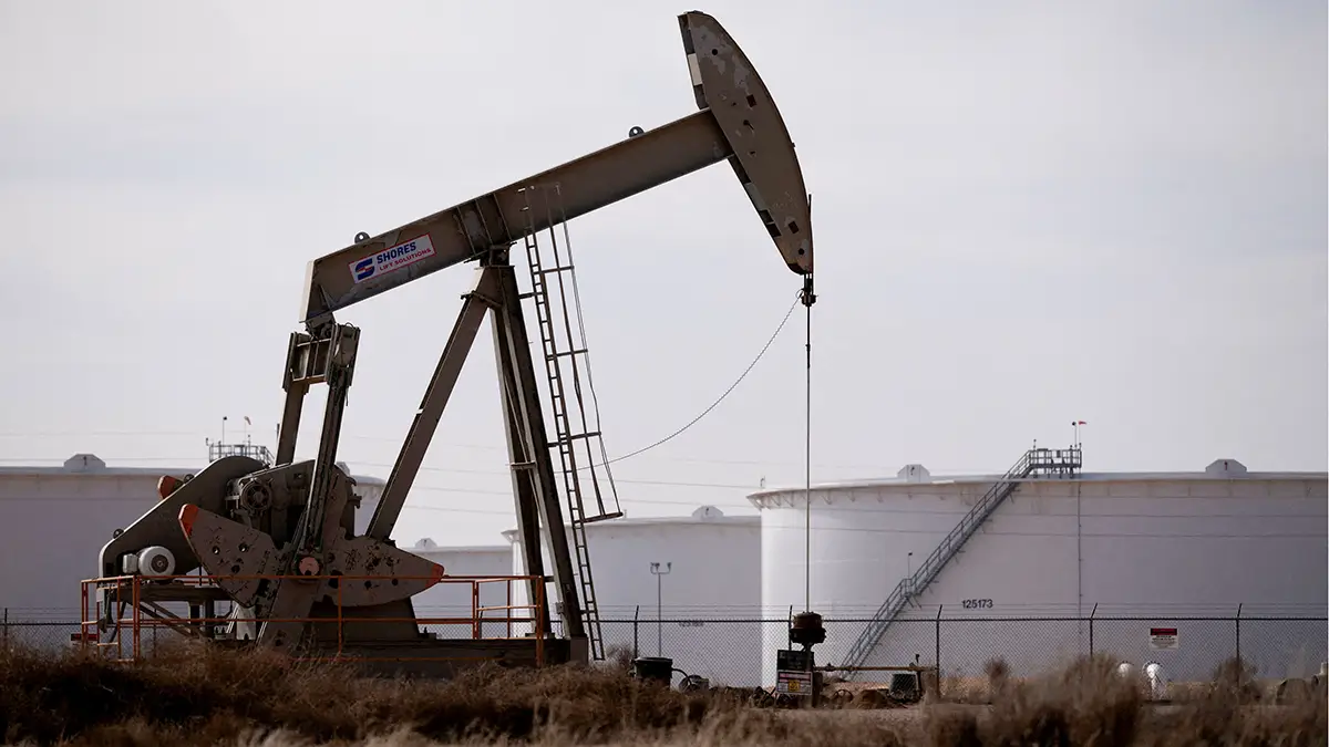 <p>Un gato de bombeo opera cerca de una reserva de crudo en el campo petrolífero de la Cuenca Pérmica, cerca de Midland, Texas, EE. UU., el 18 de febrero de 2025 - REUTERS/ ELI HARTMAN</p>
