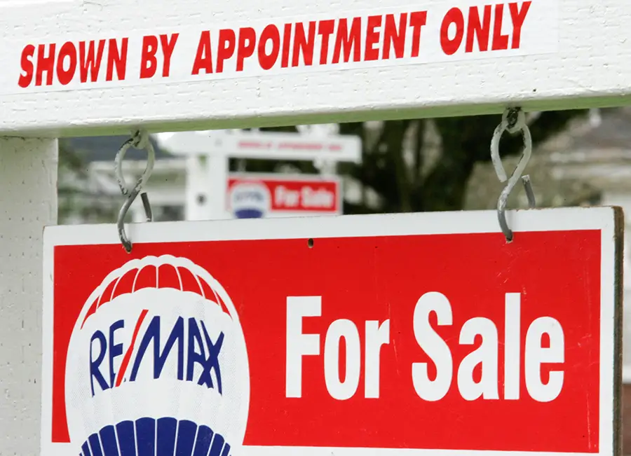 <p>Un cartel de "Se vende" de una inmobiliaria se exhibe en una casa en Portland, Oregón - REUTERS/ RICHARD CLEMENT</p>
