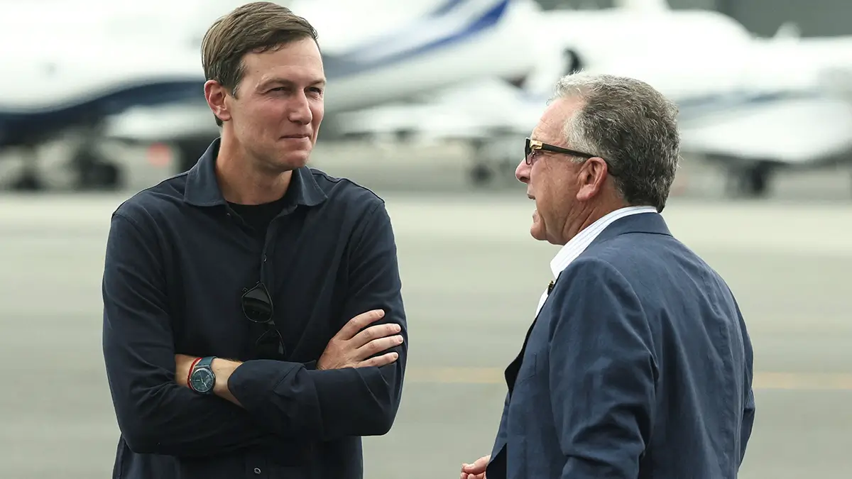 El enviado especial de EE. UU. para Oriente Medio, Steve Witkoff, habla con Jared Kushner mientras esperan la llegada del presidente estadounidense Donald Trump al aeropuerto de Teterboro en Teterboro, Nueva Jersey, EE. UU., el 13 de julio de 2025 - REUTERS/ KEVIN LAMARQUE
