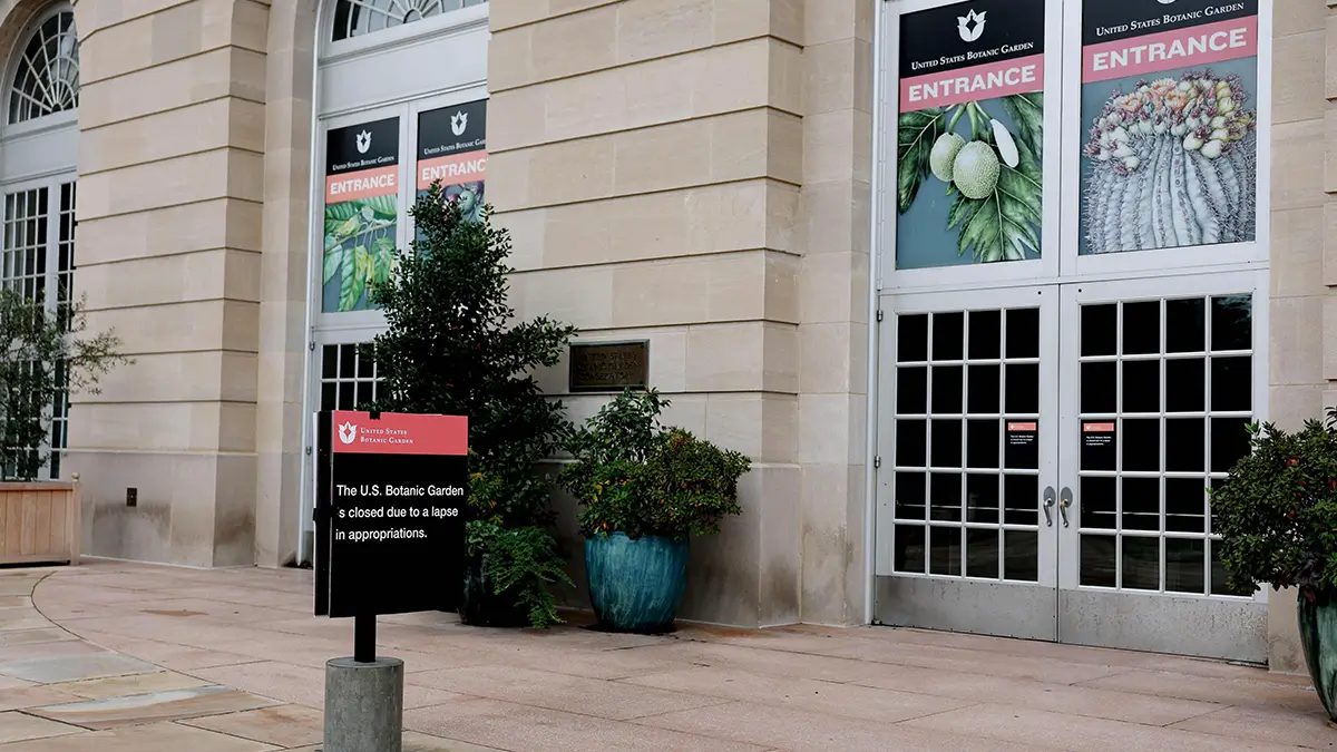 <p>Se observa un cartel de cerrado en el Jardín Botánico de los Estados Unidos, en el National Mall, el 12 de octubre de 2025 en Washington, D.C. - PHOTO/ AGENCIAS</p>
