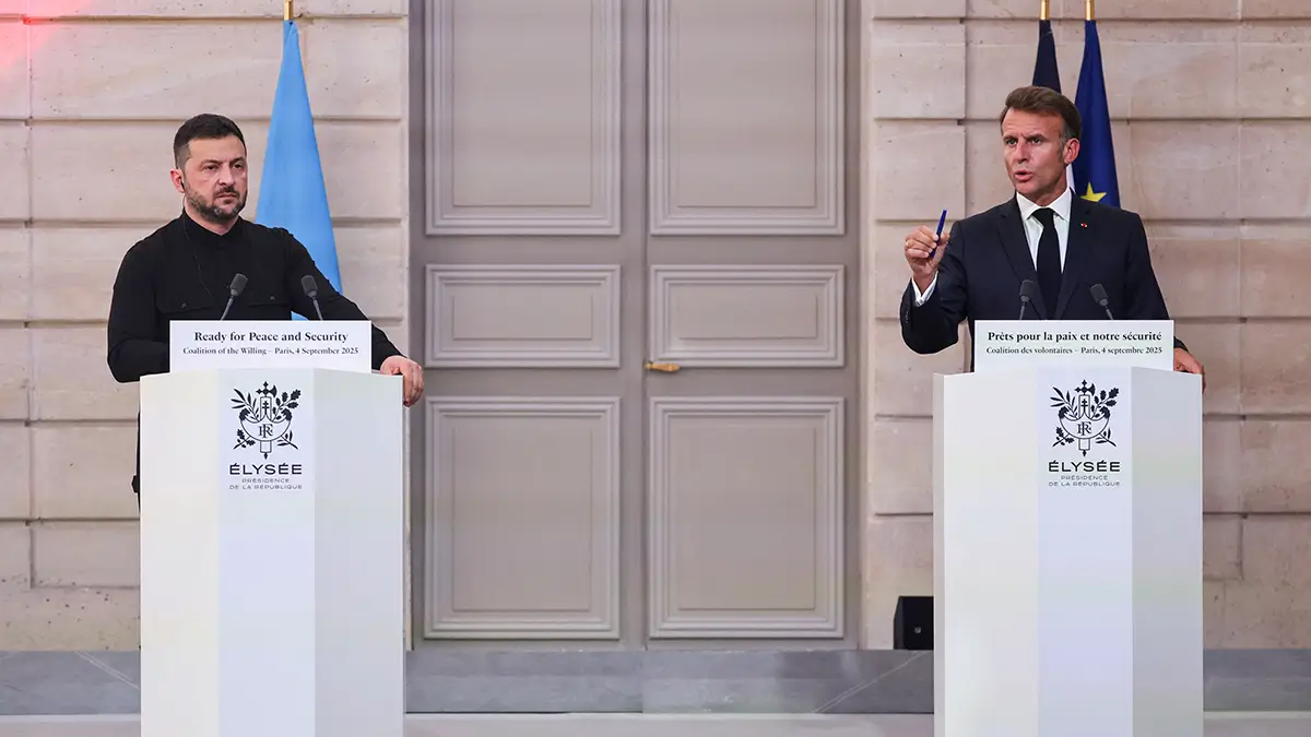 Emmanuel Macron, habla junto a Volodymyr Zelensky, durante una conferencia de prensa en el Palacio Presidencial del Elíseo, en París, Francia, el 4 de septiembre de 2025 - REUTERS/ LUDOVIC MARIN