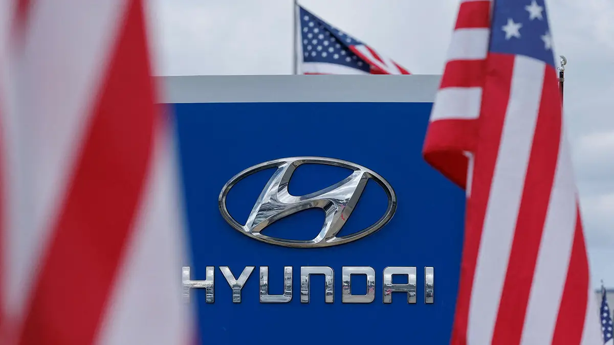 Banderas estadounidenses ondean afuera de un concesionario de automóviles Hyundai en Irvine, California, EE. UU., el 27 de marzo de 2025 - REUTERS/ MIKE BLAKE