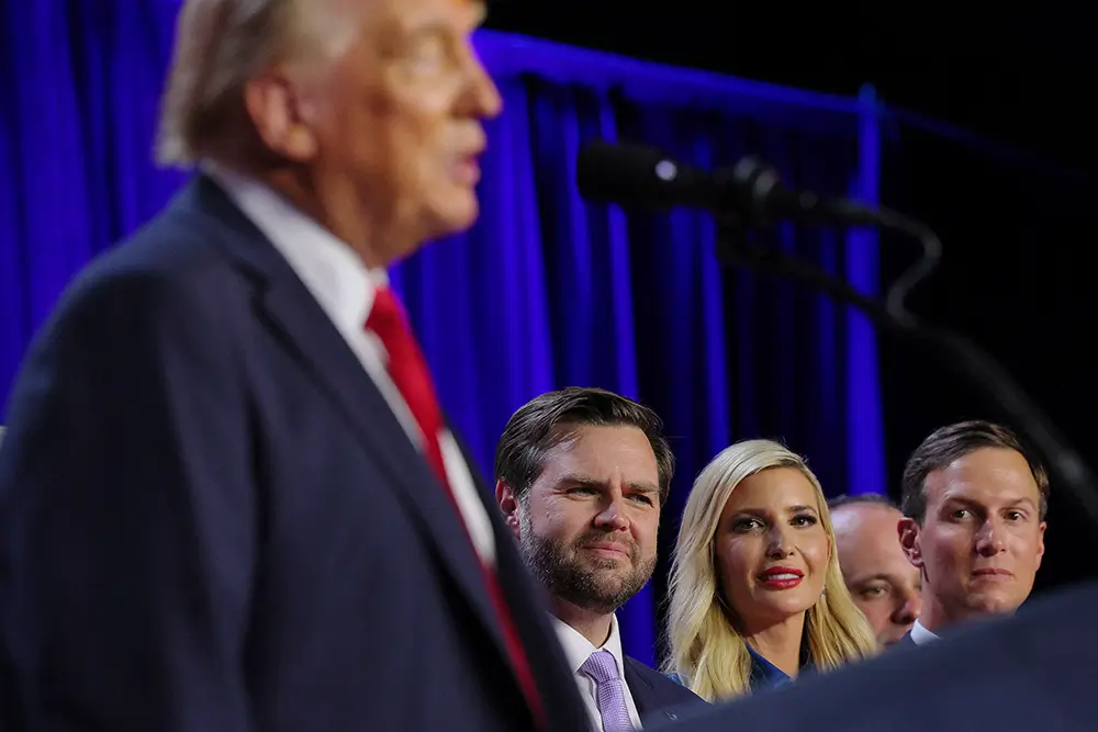 JD Vance, Ivanka Trump y su esposo Jared Kushner escuchan al presidente estadounidense Donald Trump en el Centro de Convenciones del Condado de Palm Beach en West Palm Beach, Florida, EE.UU. - REUTERS/ BRIAN SNYDER
