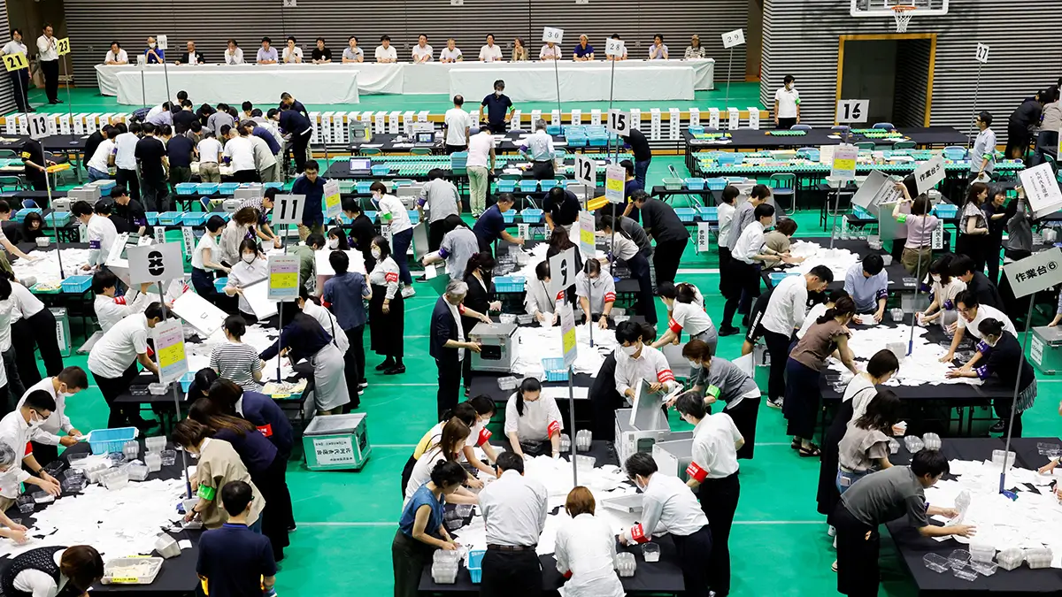 <p>Funcionarios electorales cuentan votos en un centro de recuento para las elecciones a la cámara alta de Japón en Tokio, Japón - REUTERS/ MANAMI YAMADA</p>
