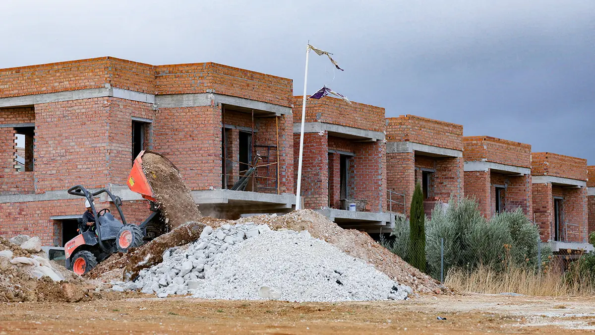 Casas adosadas en construcción, en Ronda, España - REUTERS/ JON NAZCA