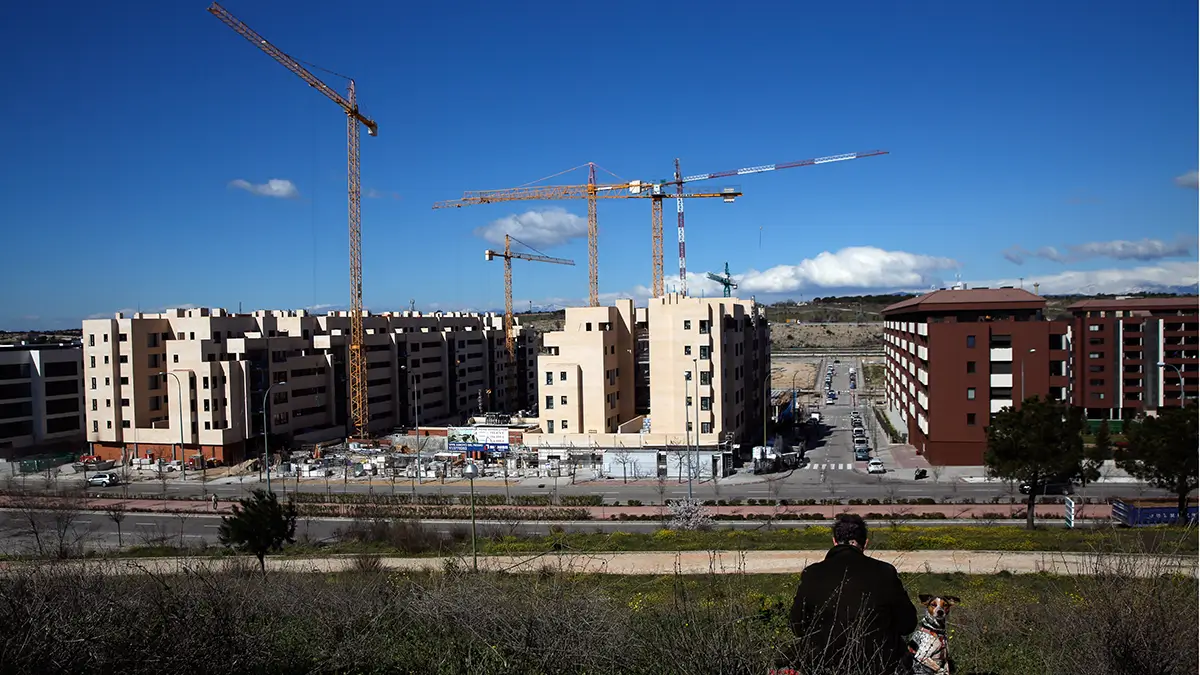 Fotografía de archivo, grúas de construcción en un nuevo desarrollo de viviendas en las afueras de Madrid - REUTERS/ SUSANA VERA