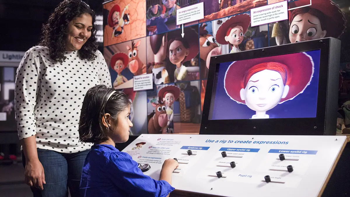 Visitantes usan los controles de rig en la cara de Jessie para crear expresiones - PHOTO/ Fundación "la Caixa"