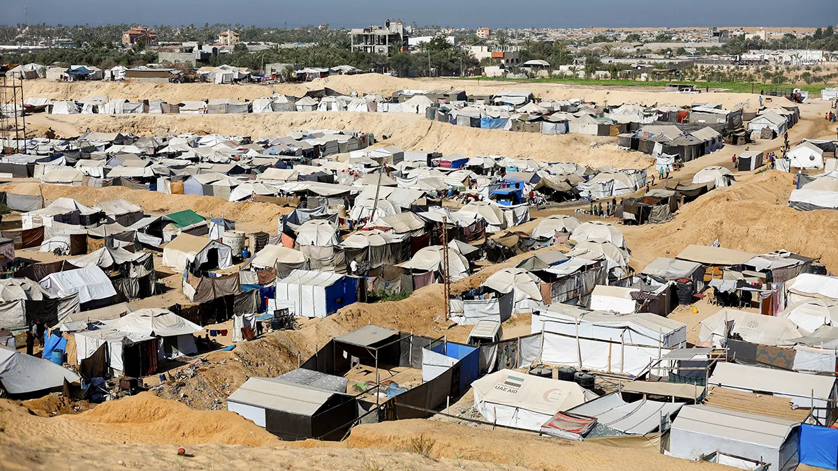 Tiendas de campaña donde se refugian palestinos desplazados, en medio de un alto el fuego entre Israel y Hamás en Gaza, en Deir Al-Balah, en el centro de la Franja de Gaza, el 22 de octubre de 2025 - REUTERS/ MAHMOUD ISSA 