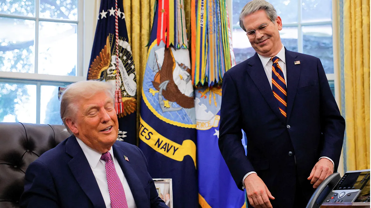 <p>El presidente de Estados Unidos, Donald Trump, se ríe con el secretario del Tesoro, Scott Bessent, después de preguntarle si quiere ser presidente de la Reserva Federal, en la Casa Blanca en Washington, DC, EE.UU., el 5 de septiembre de 2025 - REUTERS/ BRIAN SNYDER</p>
