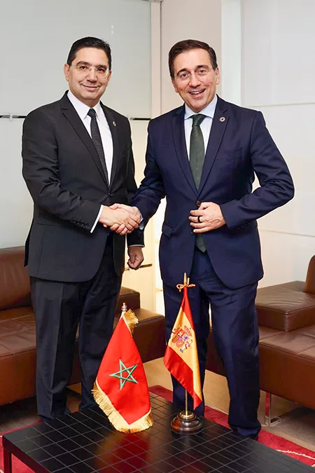 José Manuel Albares, ministro de Asuntos Exteriores de España, estrecha la mano con su homólogo marroquí Nasser Bourita, en una reunión en París al margen de la IV Conferencia de Política Exterior Feminista, el 22 de octubre de 2025 - PHOTO/X/MAEC