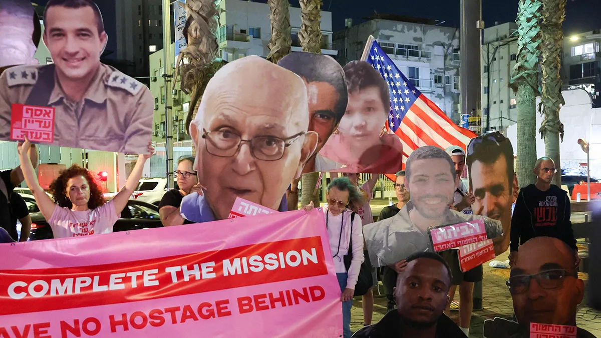 <p>Manifestación en la Plaza de los Rehenes de Tel Aviv el 18 de octubre de 2025, exigiendo la liberación de todos los cuerpos de los rehenes retenidos en Gaza por el grupo militante palestino Hamás - PHOTO/ ARCHIVO </p>
