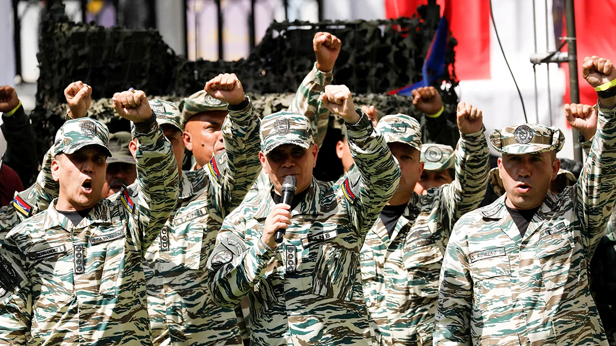 <p>El ministro de Defensa de Venezuela, Vladimir Padrino López, y oficiales del alto mando militar asisten a un simulacro militar tras el llamado del presidente venezolano Nicolás Maduro a defender la soberanía nacional, en medio de las crecientes tensiones con Estados Unidos, en Caracas, Venezuela, el 4 de octubre de 2025 - REUTERS/ LEONARDO FERNÁNDEZ VILORIA </p>
