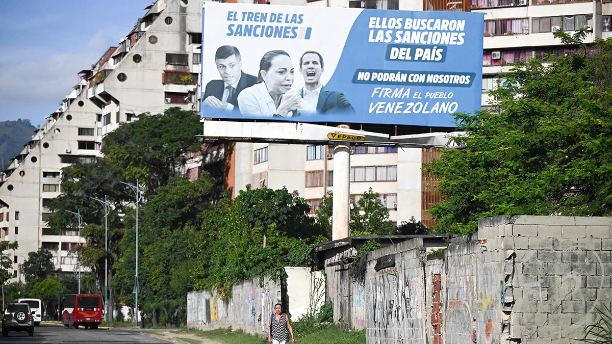 <p>Una valla publicitaria acusa a los líderes opositores (de izquierda a derecha) Leopoldo López, María Corina Machado y Juan Guaidó por las sanciones impuestas por Estados Unidos al país, en Caracas el 10 de octubre de 2025, tras la concesión del Premio Nobel de la Paz a Machado - PHOTO/ REDES SOCIALES </p>
