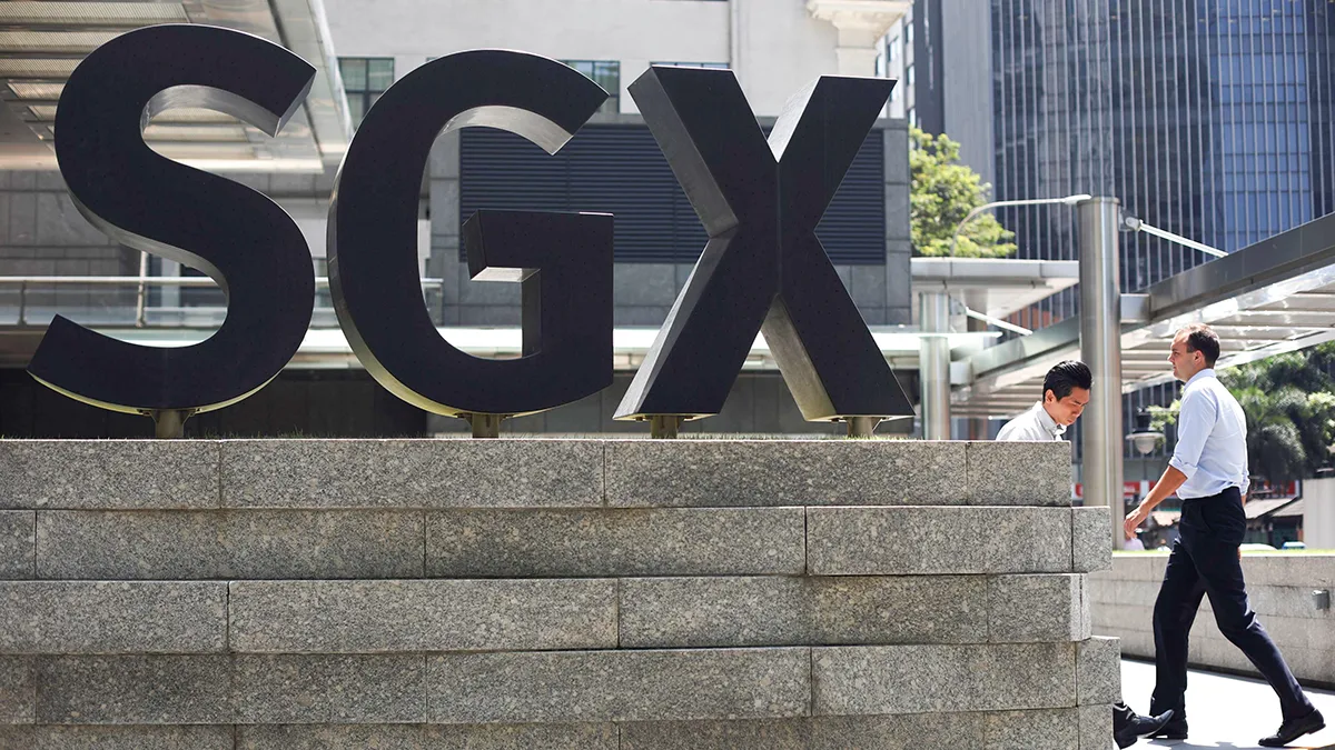 <p>Un cartel de SGX en la Bolsa de Valores de Singapur  - REUTERS/ EDGAR SU</p>
