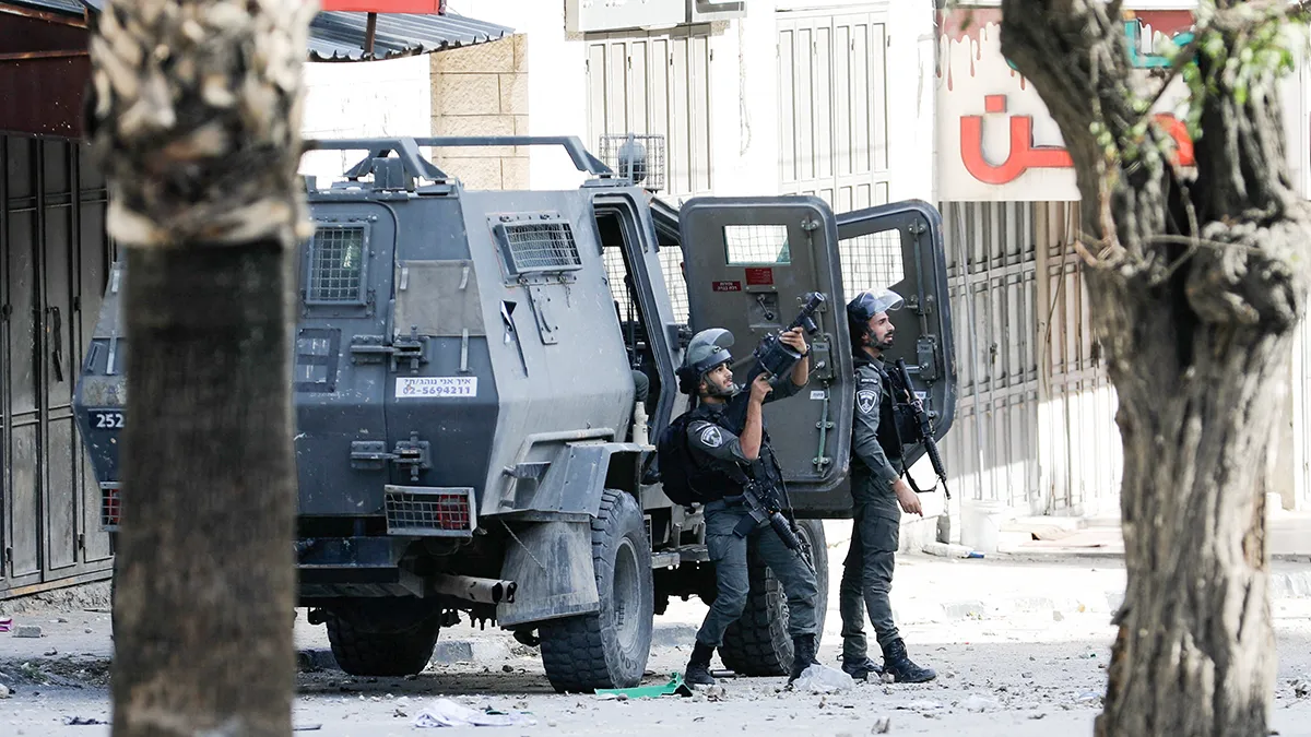 <p paraid="1228344227" paraeid="{4324d651-6937-4e7e-8e70-6e368e598481}{112}">Un soldado israelí apunta con un arma junto a un vehículo del ejército israelí en el campo de refugiados de Balata en Nablus - REUTERS/ RANEEN SAWAFTA </p>
