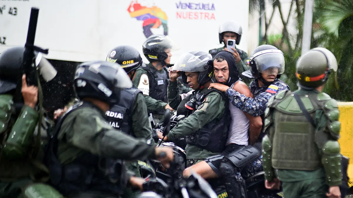 <p>Un manifestante es detenido por la policía antidisturbios, luego de enfrentamientos con manifestantes durante un bloqueo de carretera contra los resultados electorales, en Caracas, Venezuela, el 29 de julio de 2024 - REUTERS/ MAXWELL BRICEÑO</p>
