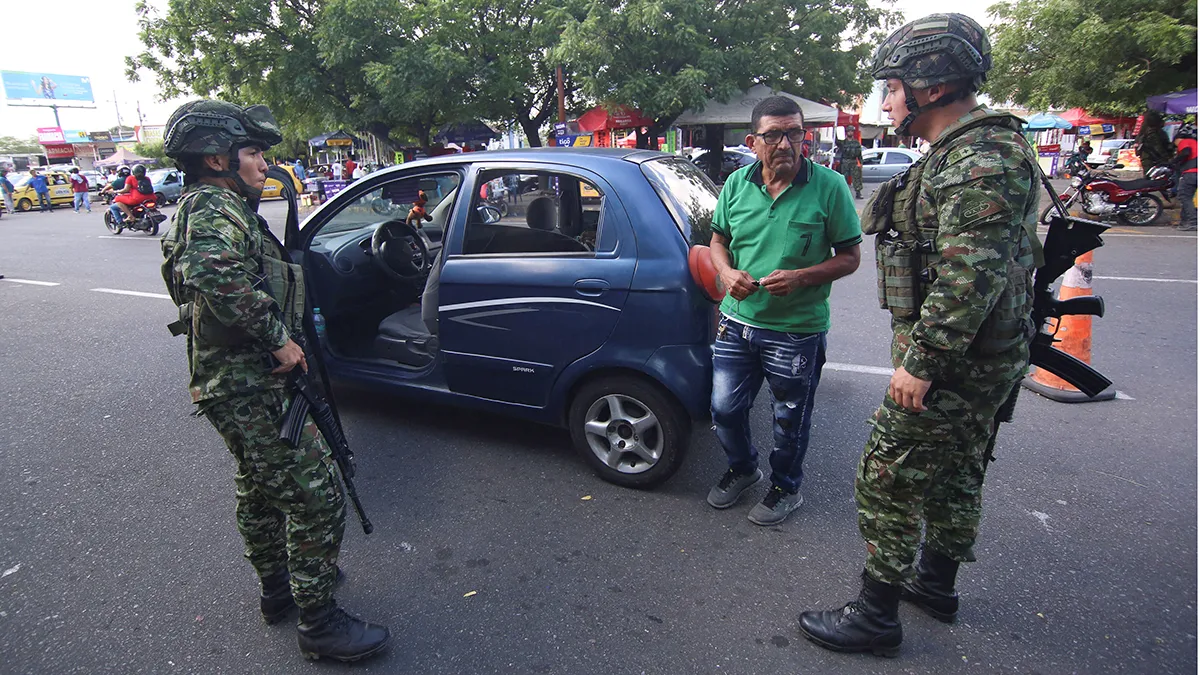 <p>Soldados colombianos conversan con un hombre en un puesto de control cerca del puente fronterizo Simón Bolívar con Venezuela después de que el presidente Gustavo Petro ordenara un refuerzo militar para combatir el crimen organizado, en Villa del Rosario, Colombia, el 29 de agosto de 2025 - REUTERS/ CARLOS EDUARDO RAMIREZ</p>
