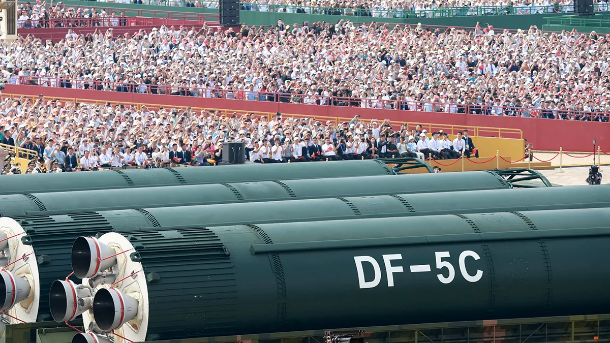 <p>Exhibición de misiles nucleares estratégicos intercontinentales DF-5C en un desfile militar para conmemorar el 80.º aniversario del fin de la Segunda Guerra Mundial, en Pekín, China, el 3 de septiembre de 2025 - China Daily vía REUTERS</p>
