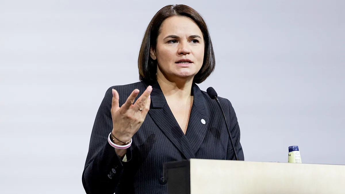 <p>La líder opositora bielorrusa exiliada Sviatlana Tsikhanouskaya habla en una conferencia de prensa el día de la cumbre de la Comunidad Política Europea en Copenhague, Dinamarca, el 2 de octubre de 2025 - REUTERS/LEONHARD FOEGER</p>
