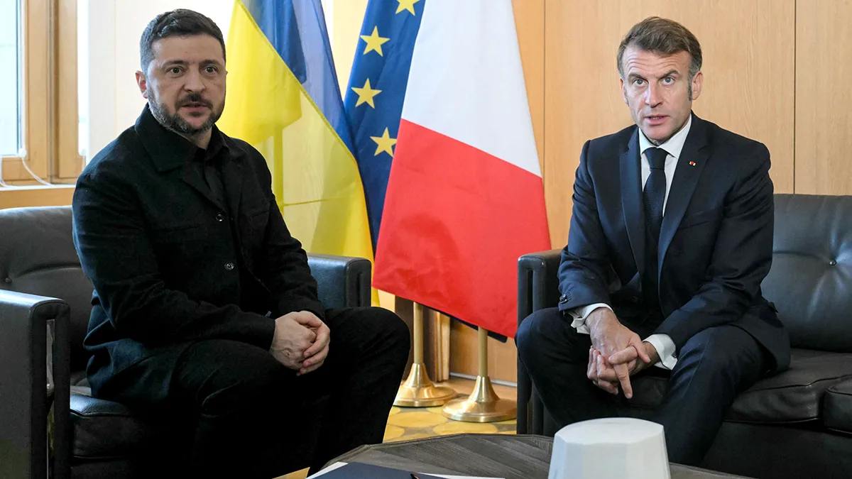<p>El presidente de Ucrania, Volodymyr Zelensky (izq.), y el presidente de Francia, Emmanuel Macron (der.), posan durante una reunión bilateral en el marco de una reunión del Consejo Europeo que reúne a los 27 líderes de la UE, en Bruselas, Bélgica, el 23 de octubre de 2025 - PHOTO/ NICOLAS TUCAT via REUTERS</p>
