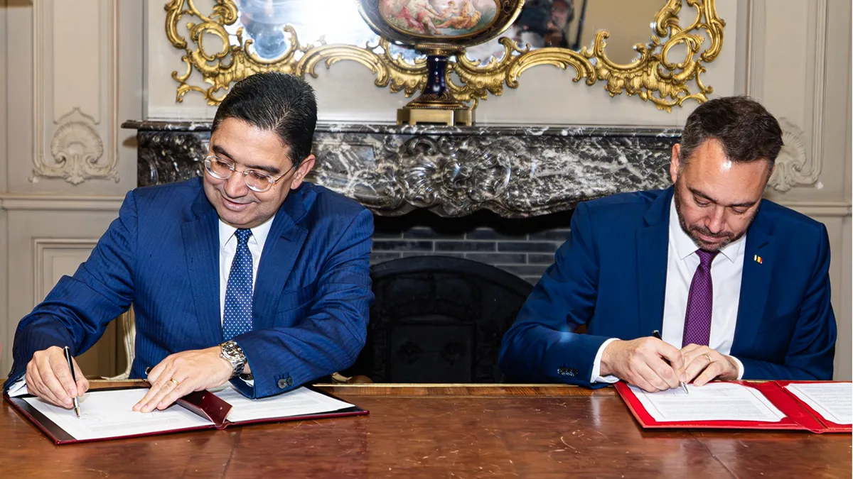 Nasser Bourita, ministro de Asuntos Exteriores de Marruecos, y su homólogo belga, Maxime Prévot, ratificando los nuevos acuerdos en Bruselas, Bélgica el 23 de octubre de 2025 - PHOTO//MAROC DIPLOMATIE