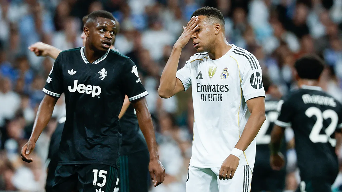 <p>Kylian Mbappé del Real Madrid junto a Pierre Kalulu de la Juventus - REUTERS/ SUSANA VERA </p>
