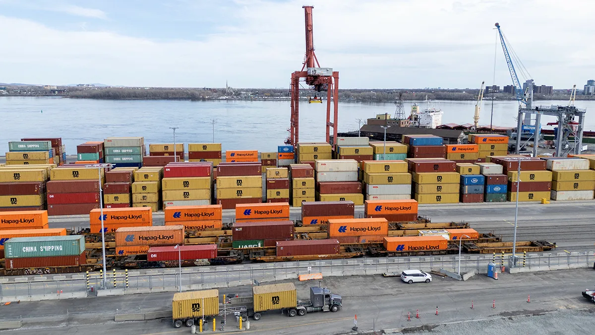Una vista de dron muestra grúas, contenedores y camiones de transporte en el Puerto de Montreal en Montreal, Quebec, Canadá - REUTERS/ CARLOS OSORIO