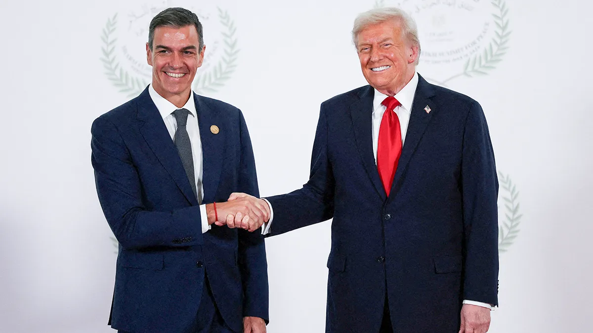 El presidente de Estados Unidos, Donald Trump, y el primer ministro español, Pedro Sánchez, se dan la mano mientras posan para una foto, en Sharm el-Sheikh, Egipto, el 13 de octubre de 2025 - REUTERS/ SUZANNE PLUNKETT