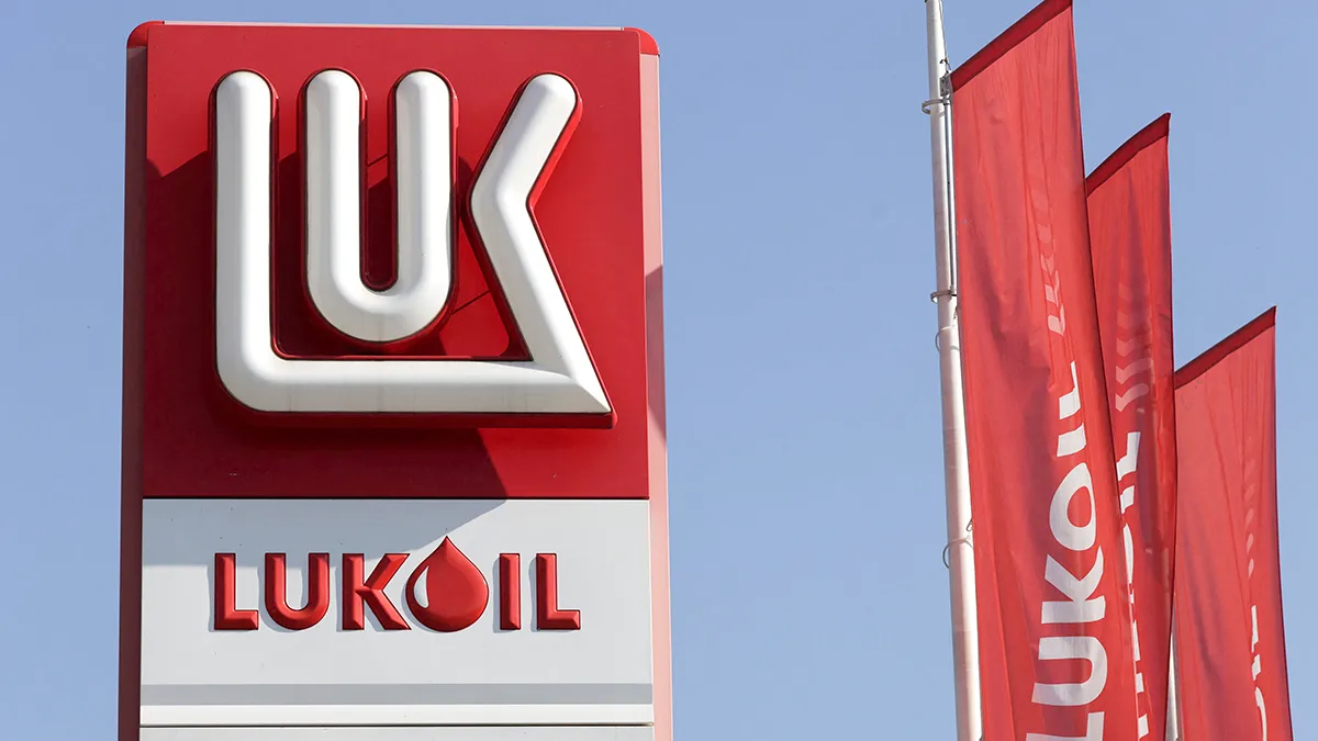 El logotipo de Lukoil se exhibe en una gasolinera de Bucarest, Rumanía - Inquam Photos/Octav Ganea/ vía REUTERS