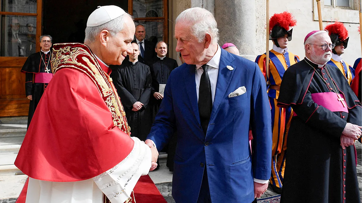 El Papa León XIV estrecha la mano del Rey Carlos de Gran Bretaña, tras un servicio ecuménico presidido por el Papa León XIV y el Arzobispo de York, Stephen Cottrell, en el histórico primer acto de culto conjunto entre un monarca inglés y un Papa en 500 años, en el Vaticano el 23 de octubre de 2025 - Vatican Media vía REUTERS