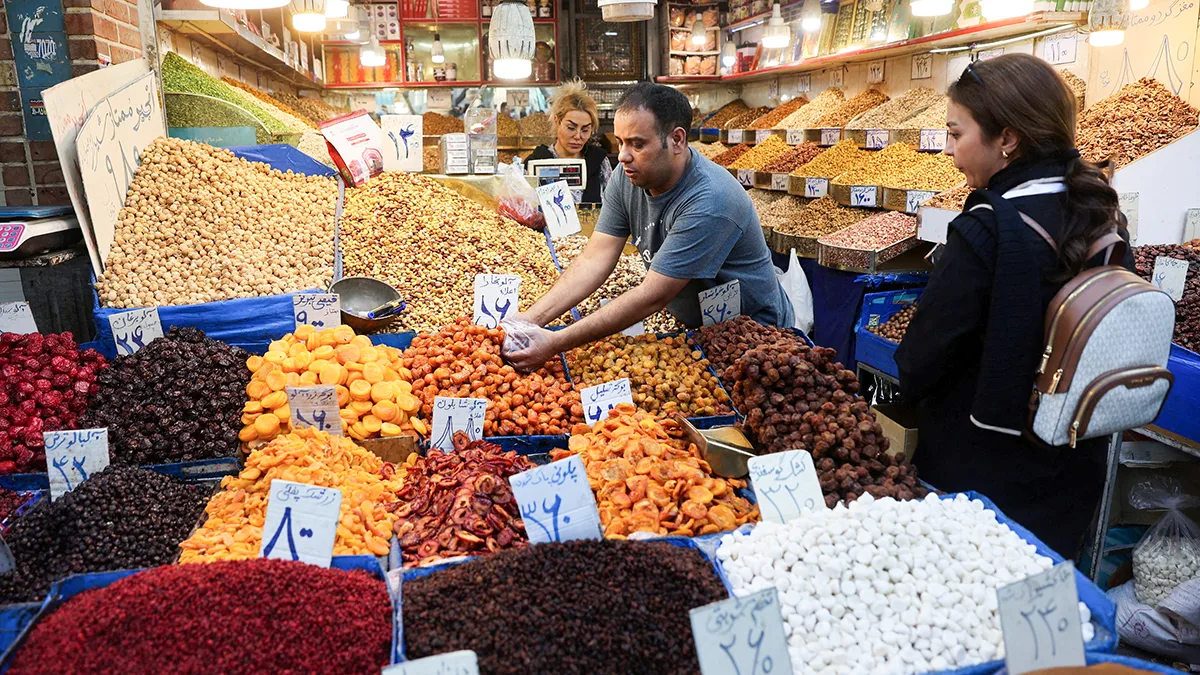 <p>Mujeres iraníes compran en una tienda del Bazar de Teherán - Majid Asgaripour/WANA (Agencia de Noticias de Asia Occidental) vía REUTERS </p>
