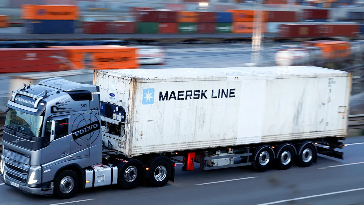 Un camión transporta un contenedor de Maersk Line en la Terminal CSP Iberian Bilbao, en el puerto de Bilbao, España
REUTERS/ VINCENT WEST