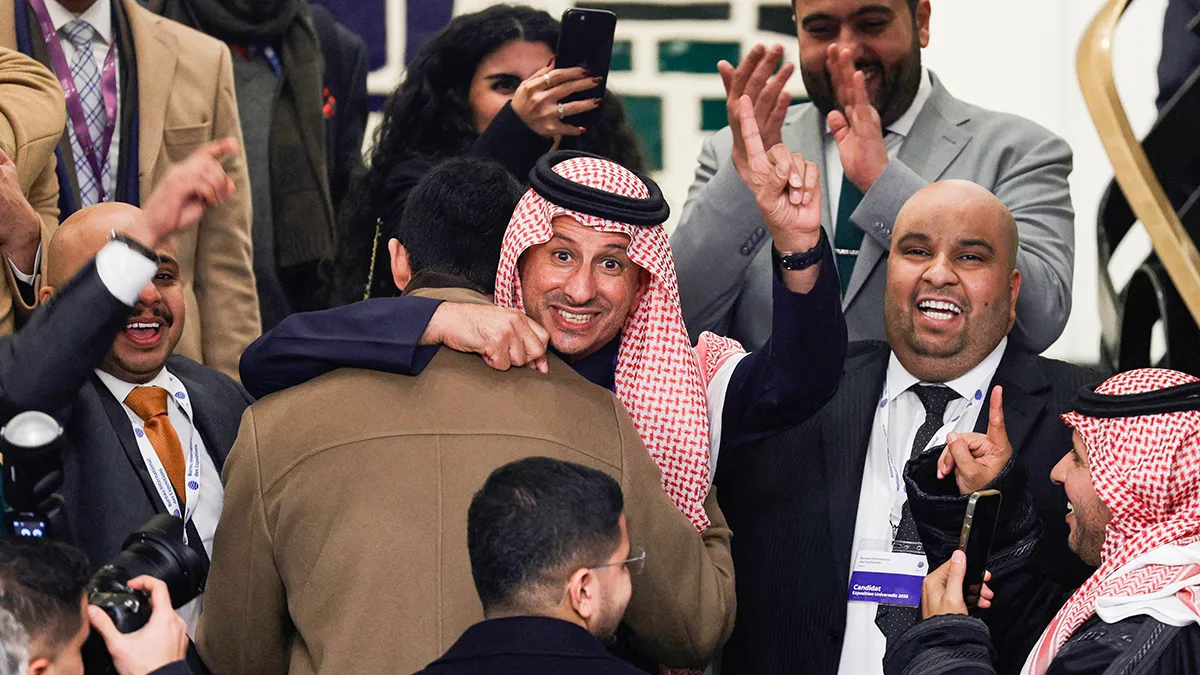 <p>Fotografía de archivo, miembros de la Comisión Real de Arabia Saudí para la Ciudad de Riad celebran en el Palacio de Congresos de Issy-les-Moulineaux, a las afueras de París, el 28 de noviembre de 2023, tras ser elegidos sede de la Expo Mundial 2030, el evento más importante que se celebra cada cinco años - PHOTO/ARCHIVO </p>
