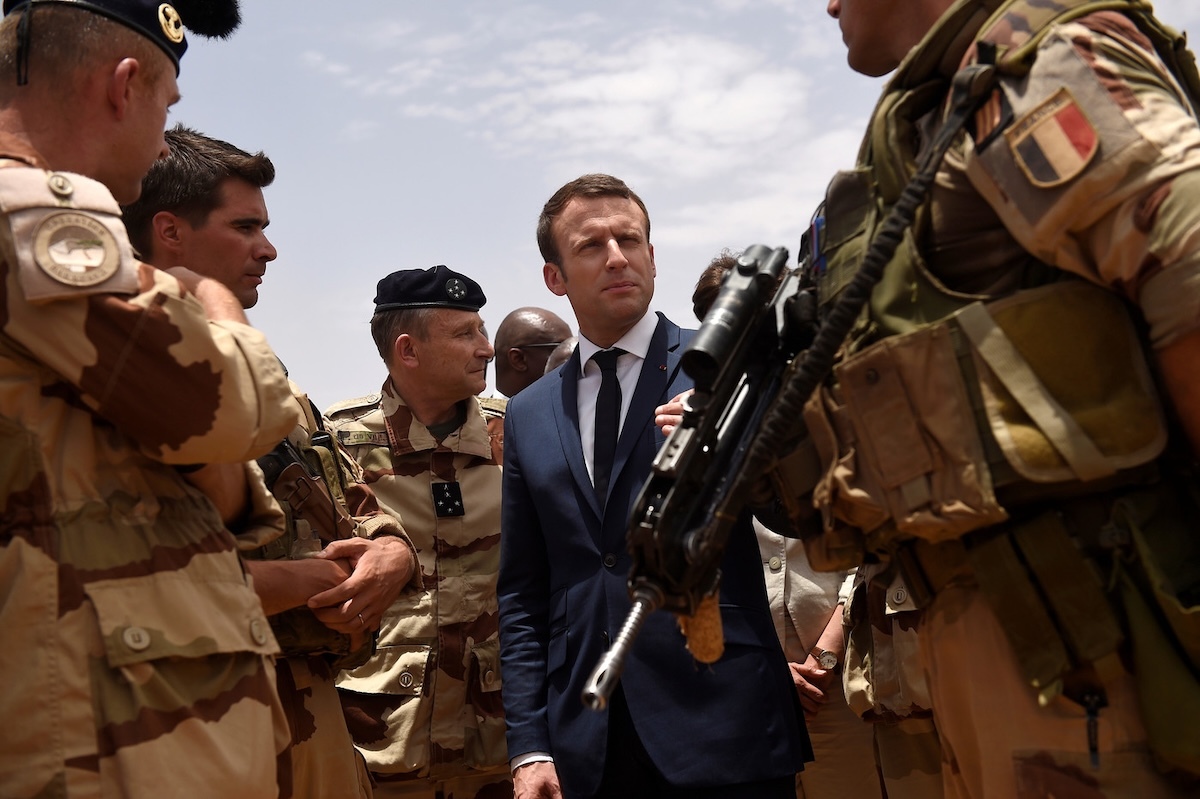 emmanuel-macron-visite-troupes-francaises-region-gao-mali