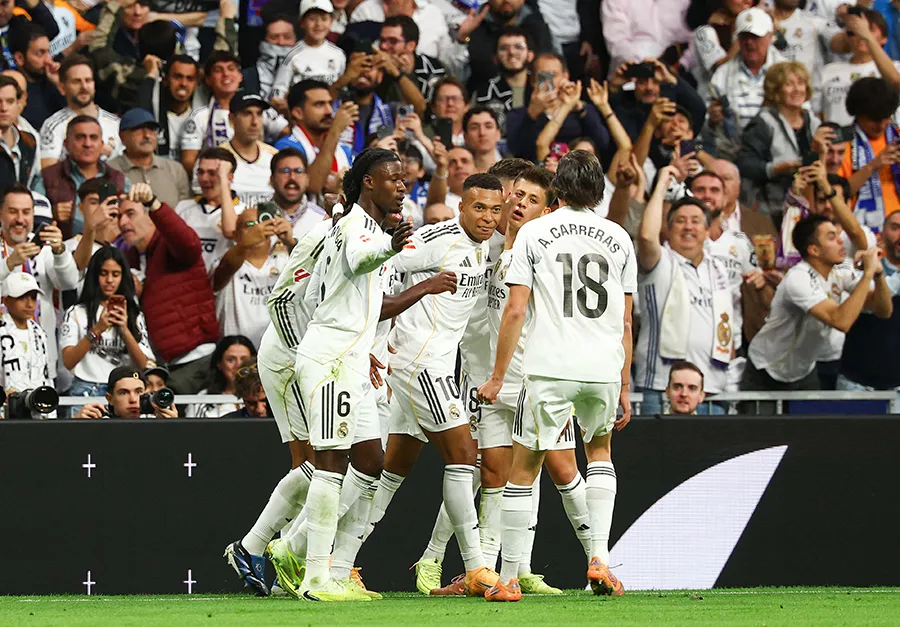 <p>Kylian Mbappé del Real Madrid celebra su primer gol con sus compañeros - REUTERS/ SUSANA VERA </p>
