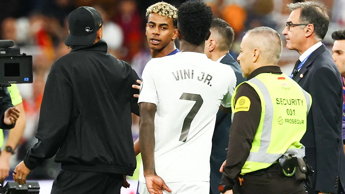 <p>Lamine Yamal y Vinicius Junior chocan después del partido - REUTERS/ SUSANA VERA </p>
