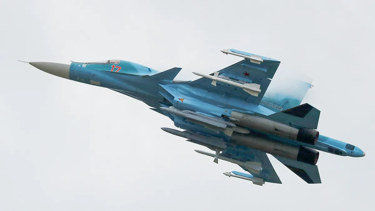 Un cazabombardero Sukhoi Su-34 realiza un vuelo de demostración en el espectáculo aéreo MAKS 2017 en Zhukovsky, a las afueras de Moscú, Rusia - REUTERS/ SERGEI KARPUKHIN