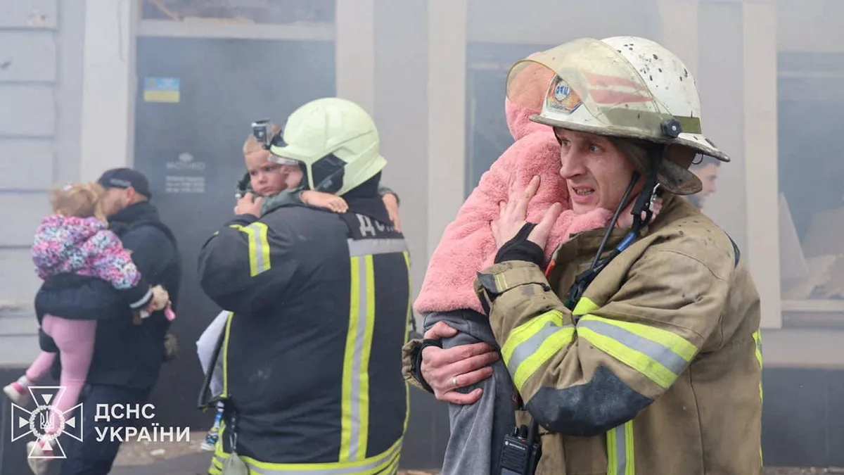 Rescatistas evacuan a niños de una guardería atacada por un dron ruso, en medio del ataque ruso contra Ucrania, en Járkov, Ucrania, el 22 de octubre de 2025
Servicio de prensa del Servicio Estatal de Emergencias de Ucrania vía REUTERS