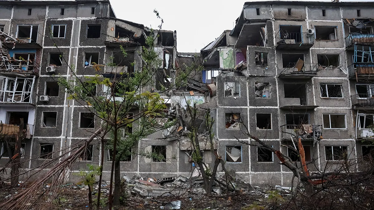 Un edificio de apartamentos dañado por un ataque militar ruso, en medio del ataque de Rusia a Ucrania, en la ciudad de Dobropillia, en primera línea del frente, en la región de Donetsk, Ucrania, el 27 de octubre de 2025
REUTERS/ ANATOLII STEPANOV