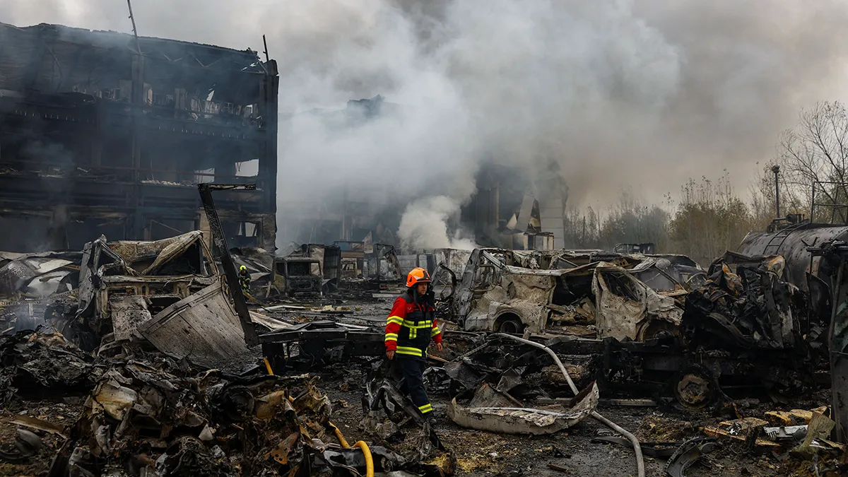 Un bombero camina en el lugar de los almacenes de alimentos alcanzados por un ataque con misiles rusos durante la noche, en medio del ataque de Rusia contra Ucrania, en Kiev, Ucrania, el 25 de octubre de 2025
REUTERS/ VALENTYN OGIRENKO
