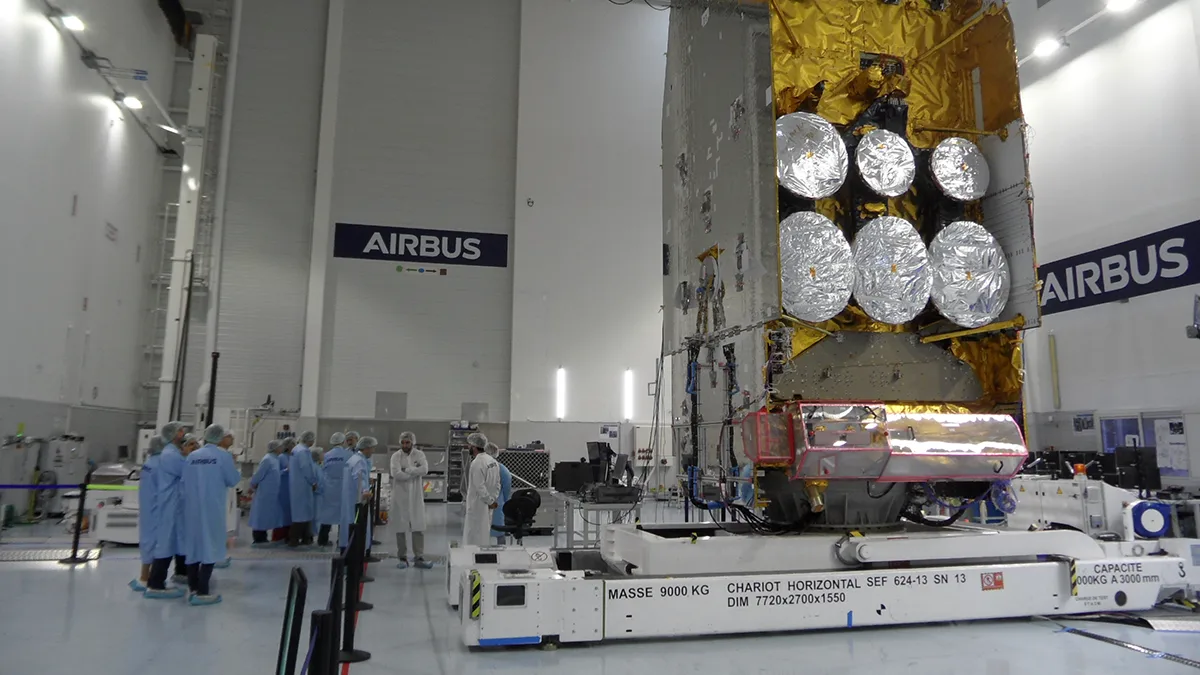 La principal fábrica de satélites de Airbus está en Toulouse, donde se fabricaron las plataformas de los dos satélites españoles Spainsat NG. En imagen, el NG-II en Toulouse, antes de ser enviado a Cabo Cañaveral -PHOTO/JPons