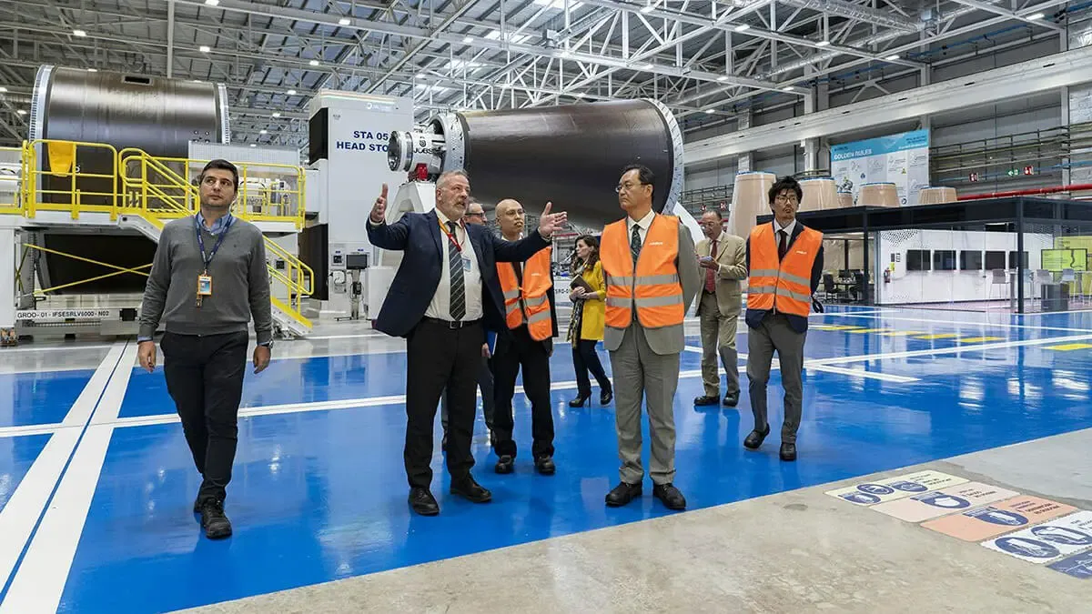 <p>Airbus inauguró en Getafe en 2023 una planta de 36.000 metros cuadrados para la producción de satélites, equipos a bordo y grandes estructuras de lanzadores. En imagen, el embajador de Japón, Nakamae Takahiro, visita la factoría - PHOTO/Airbus DS</p>
