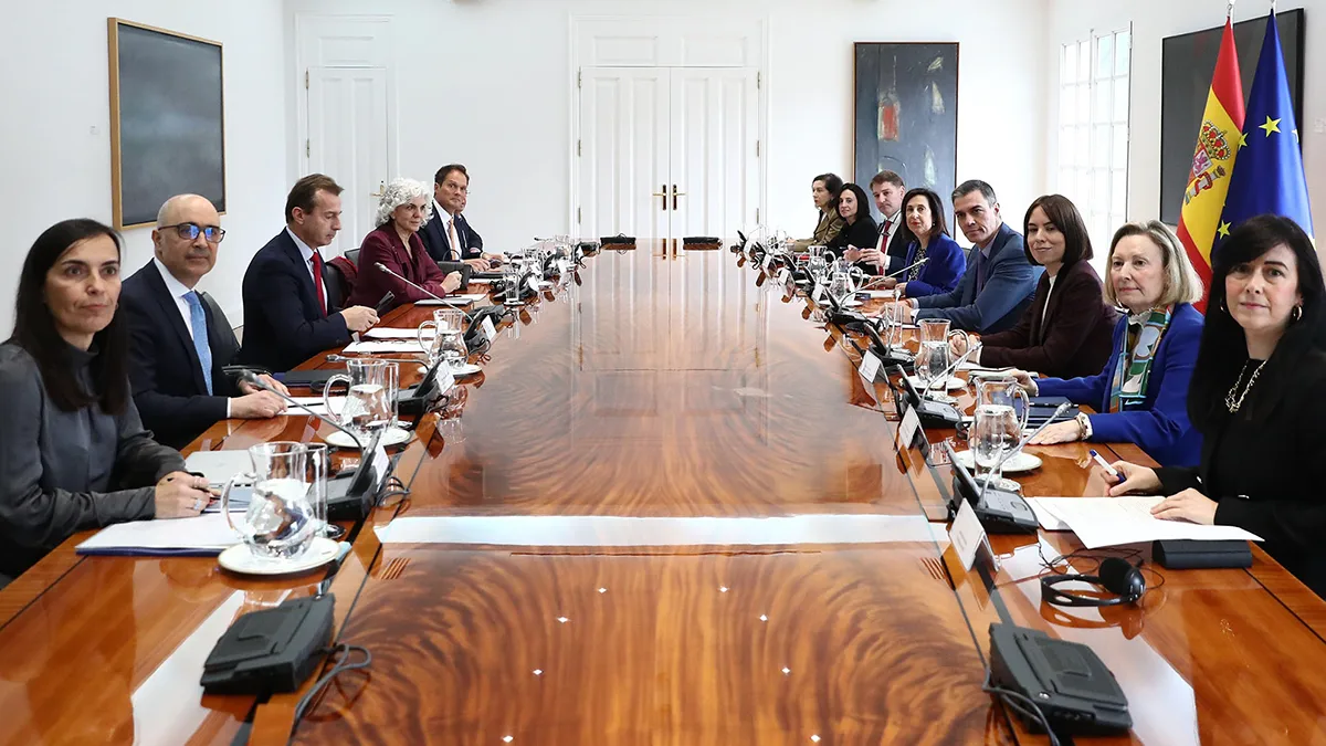El poderoso consejero delegado de Airbus, el francés Guillaume Faury (izquierda, centro), en una de las varias reuniones que ha mantenido con el presidente Sánchez y sus ministros - PHOTO/Pool Moncloa-Fernando Calvo